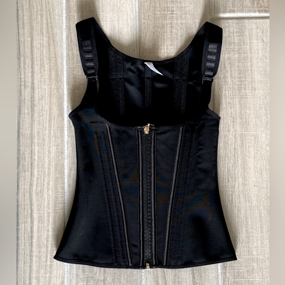 Women’s waist trainer. Size medium. Color: black